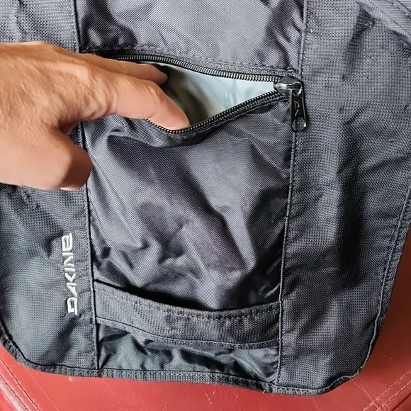 GUC Dakine: Messenger Laptop Shoulder Bag, Black